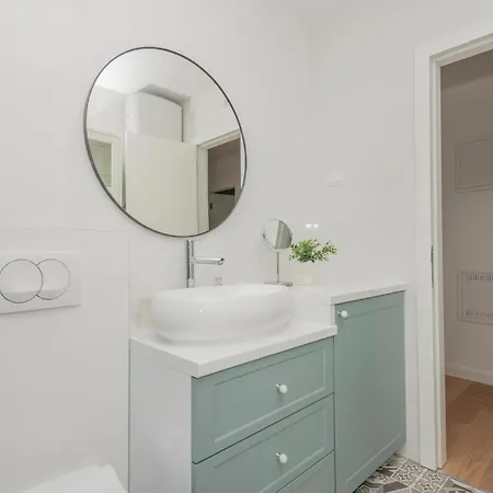 شقة 2 Bedroom Cozy In