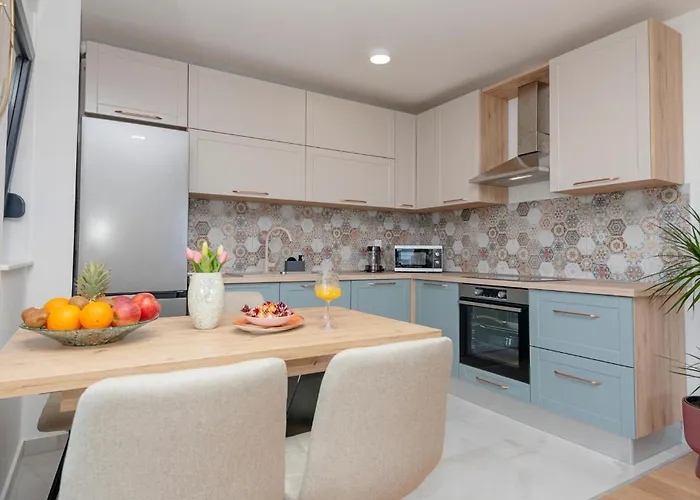 2 Bedroom Cozy In Apartament Makarska