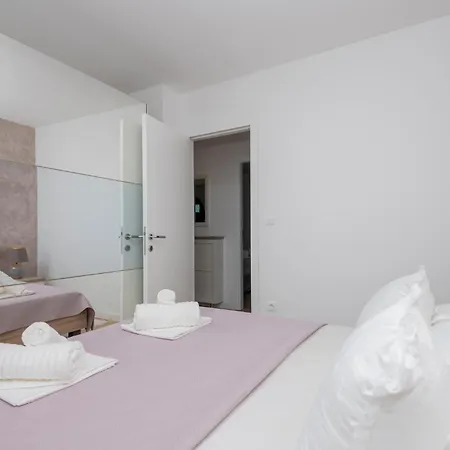 Apartman Lovely Apartment In Makarska With Wifi Makarska