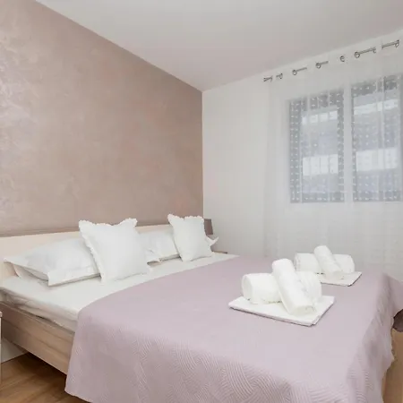 Lovely Apartment In Makarska With Wifi Apartman Makarska