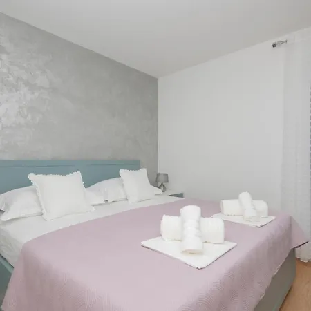 Apartman Lovely Apartment In Makarska With Wifi Makarska