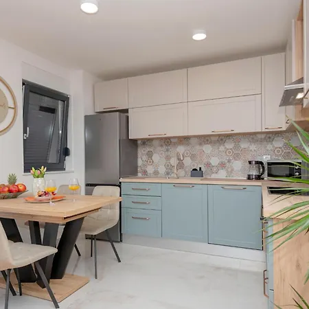 Lovely Apartment In Makarska With Wifi *