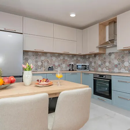 2 Bedroom Cozy In Apartment Makarska